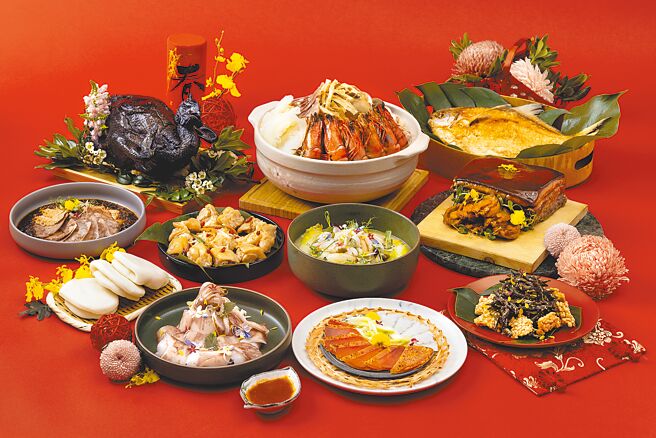 和逸饭店桃园馆推出6人份外带常温年菜组，加赠限量世界金奖酱油1瓶。（国泰饭店观光事业提供）