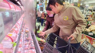 連12年帶獨老採購年貨 台電尖山電廠當好厝邊