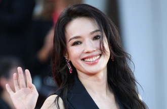 野生舒淇現身泰國「私下穿著超隨意」 身旁還有1大咖女神