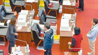 高雄 枯等官員20分鐘 議會臨會又流會