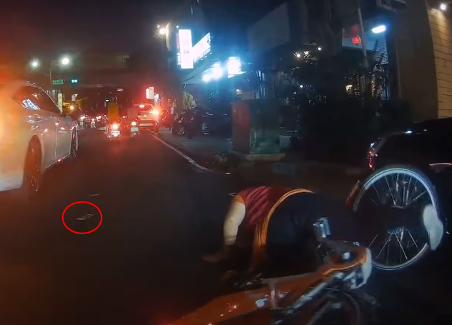 有騎士騎在路上，看見一名騎腳踏車的大媽邊騎邊滑手機，不料，卻擦撞一旁車格內的轎車慘摔在地，手機也噴飛出去。（ 圖／ 翻攝自「WoWtchout-地圖型行車影像分享平台」）