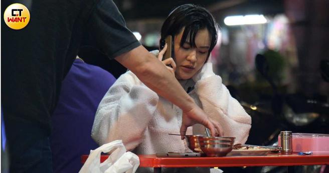 男伴贴心地再装满一碗放到蔚荭萦面前，但用的跟他是同一个碗。（图／本刊摄影组）