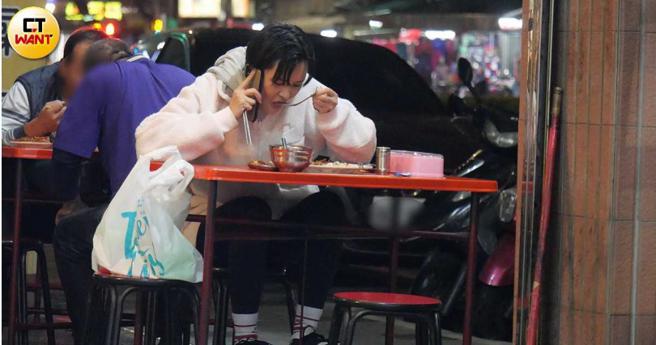 还在讲电话的蔚荭萦一边吃起眼前这碗男伴的粥。（图／本刊摄影组）