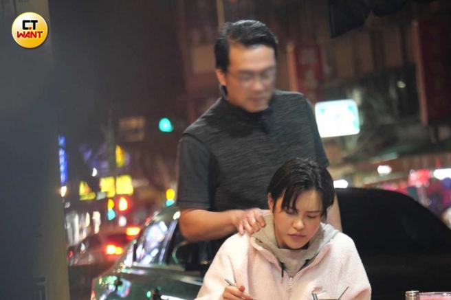 男伴走回座位看到蔚荭萦放下电话，开始捏她肩膀做起一连串肢体接触。（图／本刊摄影组）