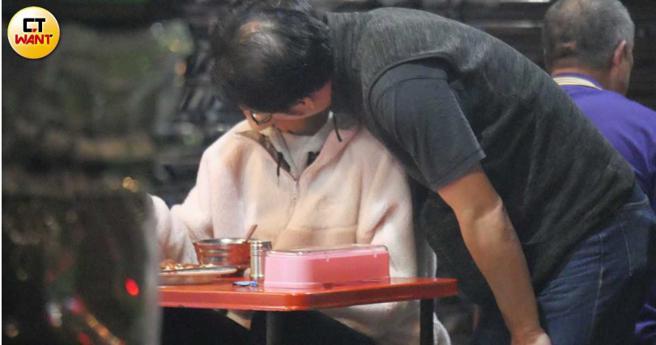 男伴靠蔚荭萦的脸非常近，近到让人看不出到底做了什么或说了什么。（图／本刊摄影组）