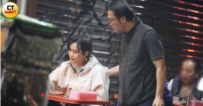 男伴又顺手抚上蔚荭萦的背部。（图／本刊摄影组）