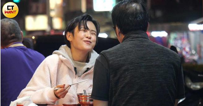 原本没太多表情的蔚荭萦，在和男方閒聊时被逗得整张脸皱在一起笑。（图／本刊摄影组）