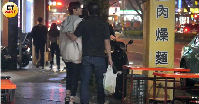 两人吃饱喝足起身，男坊又搭着蔚荭萦的肩背，接着开车载她离开。（图／本刊摄影组）