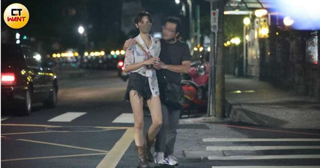 前年正值失恋期的蔚荭萦，对于男子肢体接触的安慰没什么反应。（图／本刊摄影组）