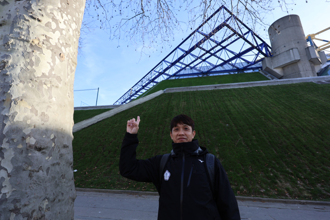 中華體操隊總教練林育信在巴黎奧運競技體操進行場館貝爾西體育館外。（體育署提供）
