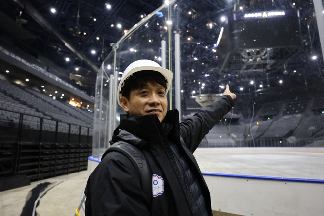 中華體操隊總教練林育信認真視察巴黎奧運競技體操場館貝爾西體育館。（體育署提供）
