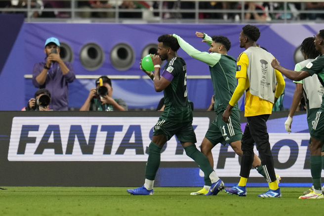 阿布賴希（左）拿出氣球慶祝進球。（美聯社）