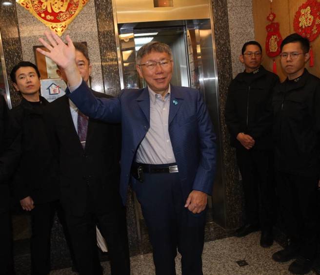 民眾黨主席柯文哲17日參加中央黨部暨競辦主管會議，會後於黨部一樓門口接受媒體聯訪。（陳君瑋攝）