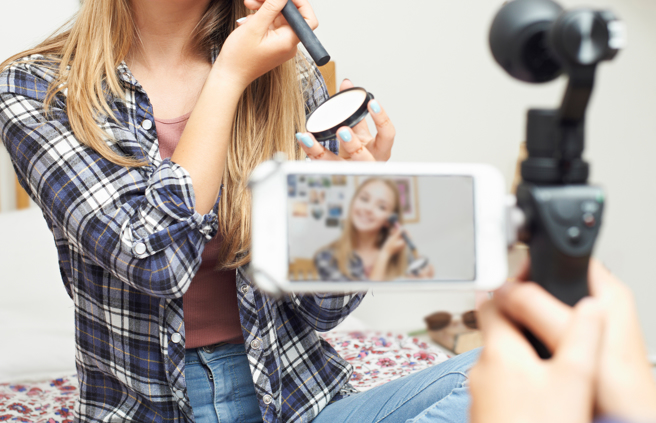 美国知名美妆YouTuber米拉突然离世。（示意图／shutterstock）