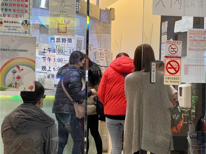 医师表示，最近流感及新冠病患明显增加，若出现重症前兆应尽速就医。（冯惠宜摄）