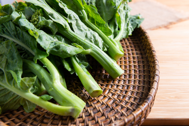 除了喝牛奶补钙外，也可透过其它食物来获取，而芥蓝就是很好的选择。（示意图／Shutterstock）