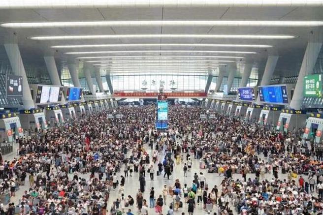 去年底大陆人口14亿0967万人，比上年底减少208万人，全年出生人口902万人。（大陆央视）