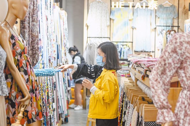 大陸國家統計局17日恢復公布青年失業率，不包含在校生的16至24歲、25至29歲、30至59歲勞動力調查失業率分別為14.9％、6.1％、3.9％。（示意圖／中新社）