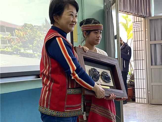 和平国小学童将陶艺手作品送给台中市长卢秀燕（左），场面温馨。（张妍溱摄）