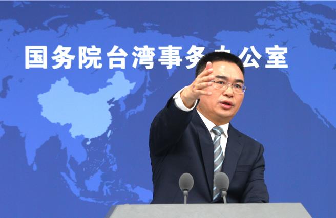 大陆国台办17日召开新年首次例行记者会，对新一年的两岸展望，大陆国台办发言人陈斌华表示，将坚持「和平统一、一国两制」方针，推进两岸和平发展。（吴泓勋摄）
