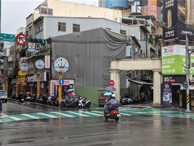 基隆市政府获中央补助，将于今年砸新台币近600万元，进行全市19处路口的号志改善工程，确保民眾安全、降低事故发生机率。图为信一路、义二路口。（张志康摄）