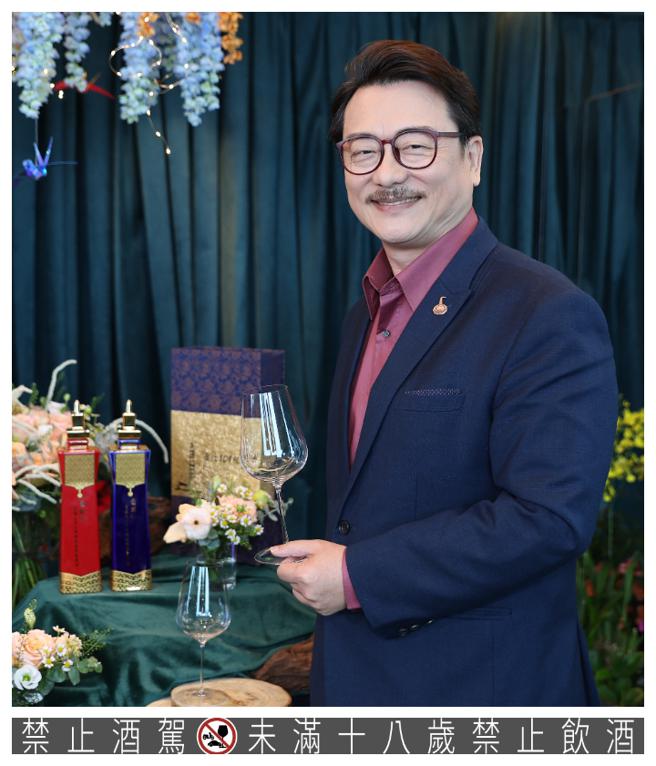 品酒达人鄢继强分享以红酒杯品饮台北101纪念酒，酒香更明显，且更加时尚。（陈俊吉摄）