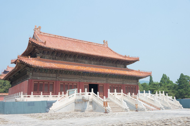 乾隆的棺木曾2次离奇移动、顶住石门，让眾人百思不得其解，专家指出原因为地宫严重的积水问题。(图为清裕陵/达志影像)