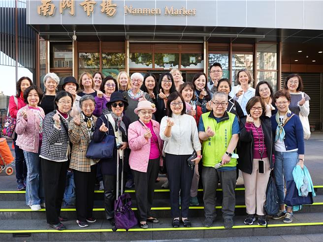 為迎接農曆新年，台北市府邀請約30名外國駐台使節夫人到南門市場採購年貨，台北市副市長林奕華、台北市產發局長陳俊安也親到現場擔任導遊。（黃敬文攝）