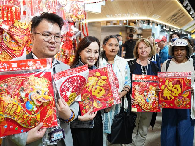 台北市府邀請約30名外國駐台使節夫人到南門市場採購年貨，台北市副市長林奕華、台北市產發局長陳俊安也親到現場擔任導遊。（黃敬文攝）