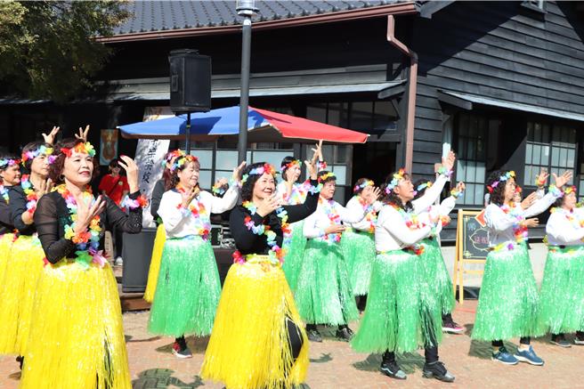 长辈草裙舞表演。（苗栗县政府提供／李京升苗栗传真）