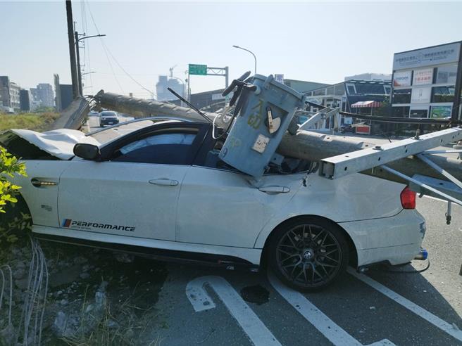 自小客車撞上電線桿後，電桿上的變壓器直接砸在車頂上。(讀者提供／曹婷婷台南傳真