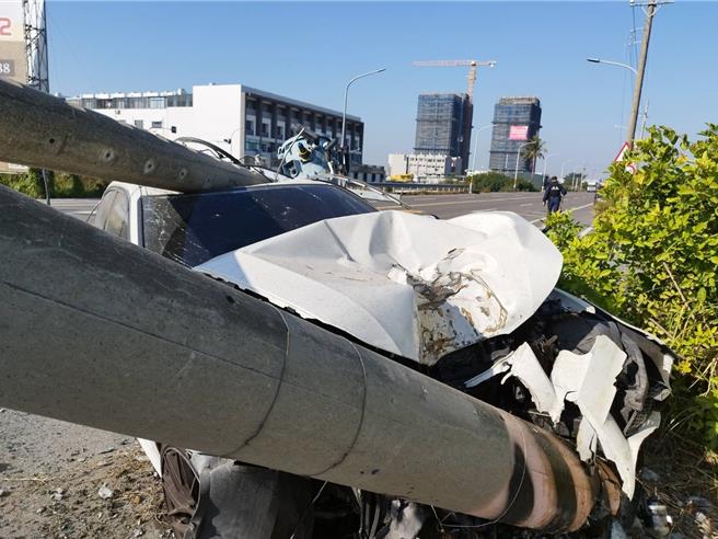自小客車行經台江大道不知何故撞上電線桿。(讀者提供／曹婷婷台南傳真