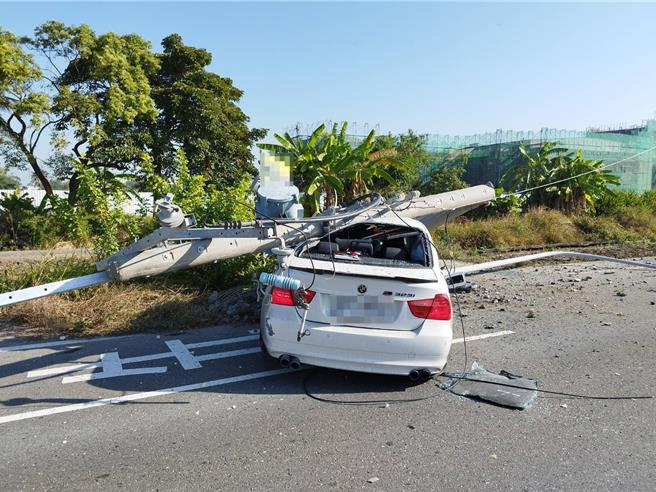 自小客車撞上電線桿後，電桿上的變壓器直接砸在車頂上。(讀者提供／曹婷婷台南傳真