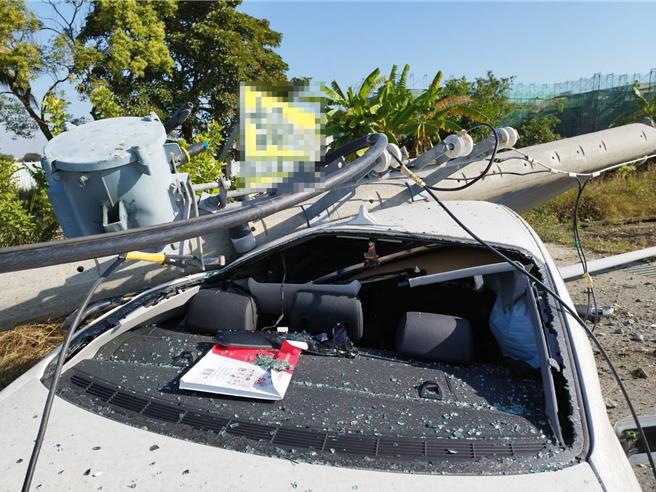 自小客車撞上電線桿後，電桿上的變壓器直接砸在車頂上。(讀者提供／曹婷婷台南傳真