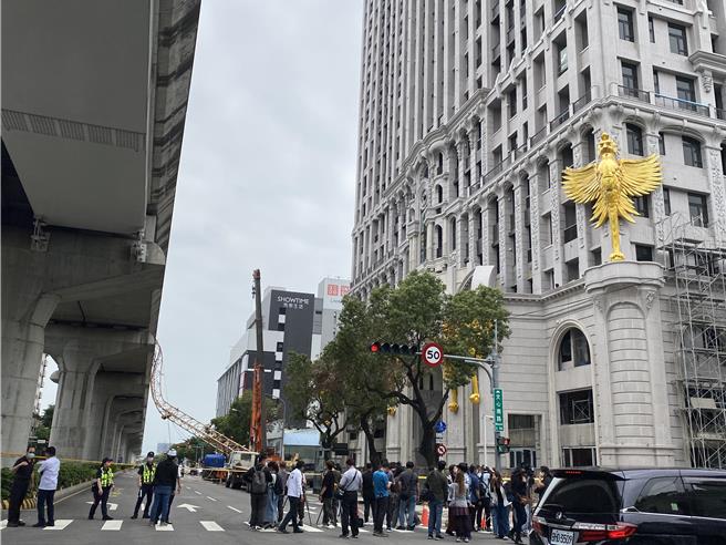 兴富发文心爱悦建案去年5月10日拆除塔吊吊臂不慎坠落中捷轨道，导致重大公安事故遭都发局勒令停工。（本报资料照片／张亦惠台中传真）