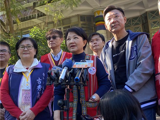 台中市長盧秀燕(中）17日受訪指出，她尊重仲裁結果。（張妍溱攝影）