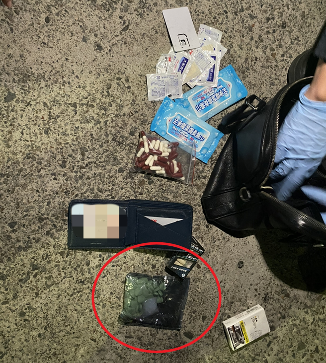 警方以翁男涉嫌妨害公务现行犯压制逮捕。（图 / 刘咏韵翻摄）