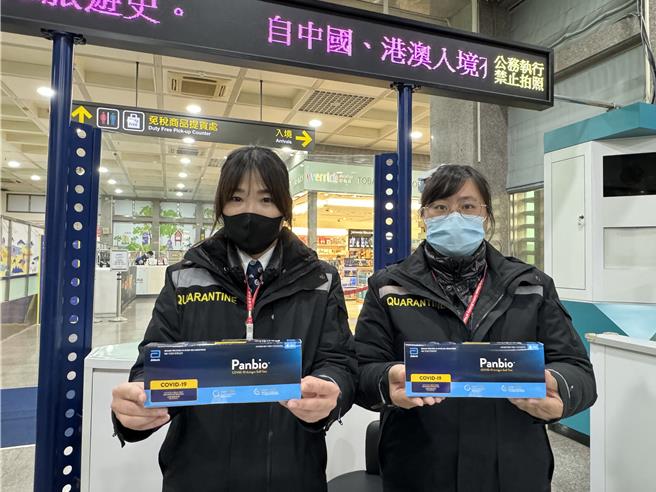 經金門縣政府向中央協調爭取後，衛福部自今日起開始比照國際機場規格，在小三通水頭碼頭入境處定點定時提供免費快篩劑讓入境民眾索取。(于家麒攝)