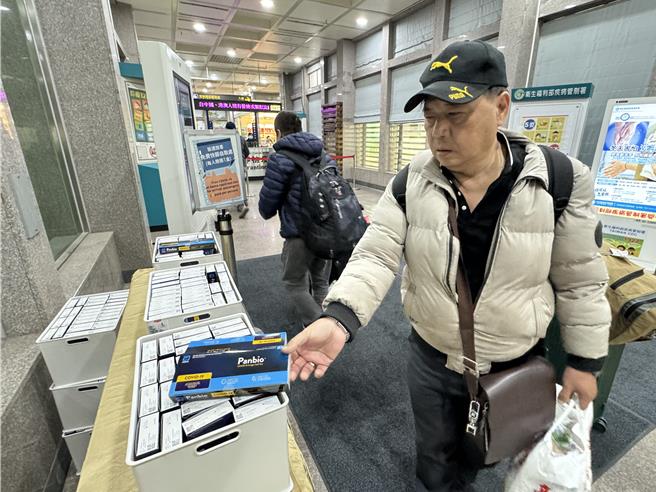 經金門縣政府向中央協調爭取後，衛福部自今日起開始比照國際機場規格，在小三通水頭碼頭入境處定點定時提供免費快篩劑讓入境民眾索取。(于家麒攝)