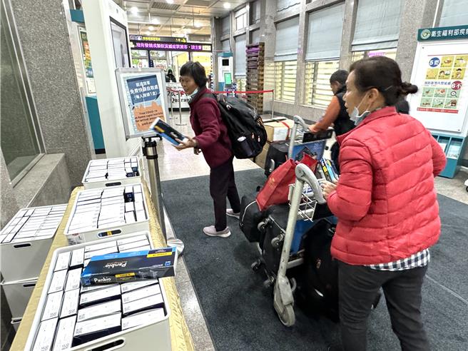 經金門縣政府向中央協調爭取後，衛福部自今日起開始比照國際機場規格，在小三通水頭碼頭入境處定點定時提供免費快篩劑讓入境民眾索取。(于家麒攝)