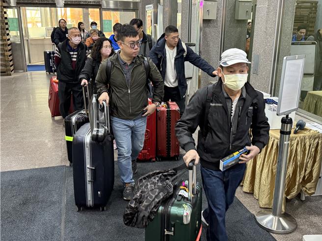 經金門縣政府向中央協調爭取後，衛福部自今日起開始比照國際機場規格，在小三通水頭碼頭入境處定點定時提供免費快篩劑讓入境民眾索取。(于家麒攝)