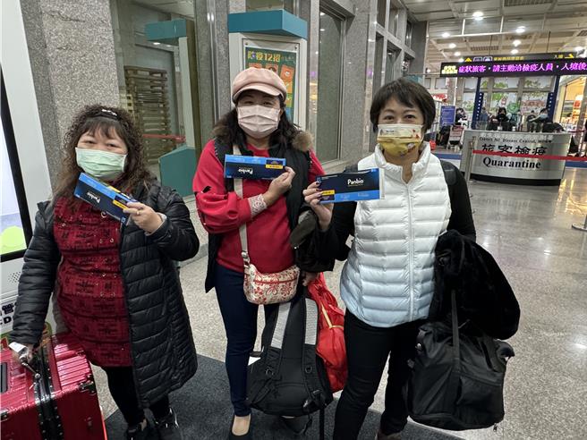 經金門縣政府向中央協調爭取後，衛福部自今日起開始比照國際機場規格，在小三通水頭碼頭入境處定點定時提供免費快篩劑讓入境民眾索取。(于家麒攝)