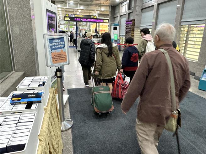 很多民眾根本都不知道有免費索取快篩試劑這項服務，下船後都直接推著行李出關，今早首班船旅客領取狀況並不踴躍。(于家麒攝)