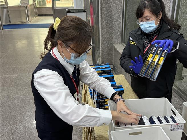 目前疾管署備置於水頭碼頭的快篩試劑共有7800劑，歡迎有需要的入境旅客多加利用。(于家麒攝)