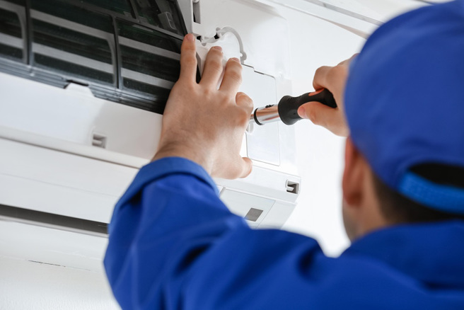 大陆山东一名冷气安装师傅到某公司拆除冷气，发现里面竟藏有多达20只小蝙蝠。(示意图/达志影像)