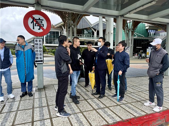 花莲车站即将科技执法抓违规，不过发现车辆可能等候行人穿越道遭致科技拍照，因此动线将重新规划，今天警方等相关单位会勘。（王志伟摄）