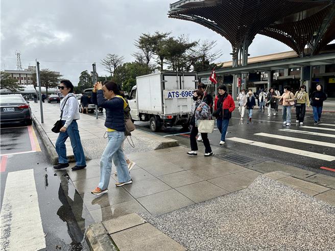 花莲车站前的行人穿越道设置在进站中央，车主为礼让行人，易导致车辆回堵，加上花莲县警察局在路边设置科技执法要抓违停，塞车时动弹不得变成违规，引起民眾抱怨。县警局今邀集相关单位会勘，将重新规划动线，之后再实施科技执法。（王志伟摄）