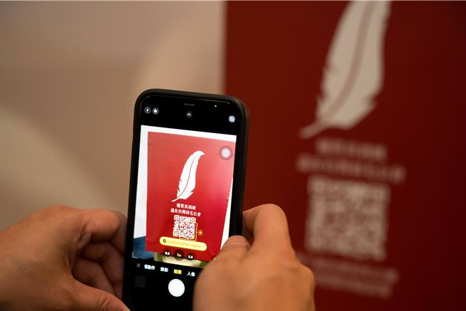 消费者在选购羽绒产品时，认明台湾羽毛公会的红色小吊牌。（羽毛公会提供）