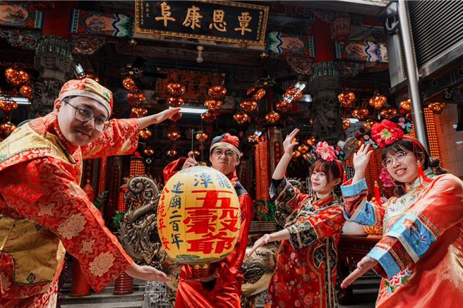 桃园龙潭龙元宫建庙200年推五谷爷应援计画，邀民眾张灯结彩过好年。（邱子轩提供／吕筱蝉桃园传真）