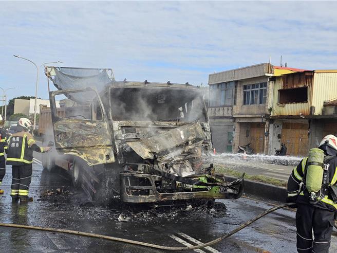 桃园市大园区国际路二段17日下午发生砂石车火烧车事故。（翻摄照片／蔡明亘桃园传真）